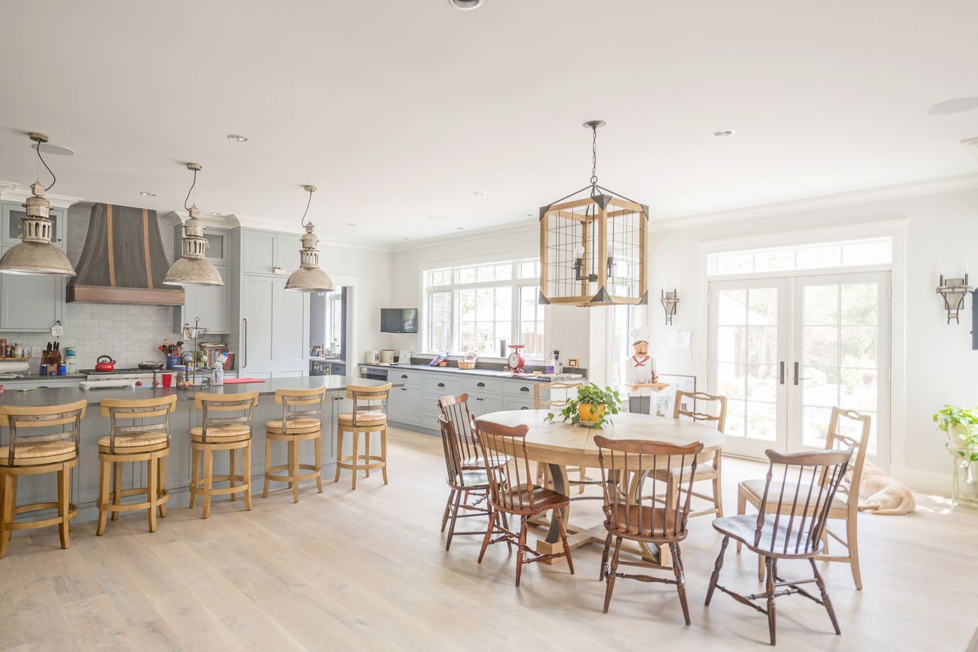 Kitchen and dining room with a table and chairs